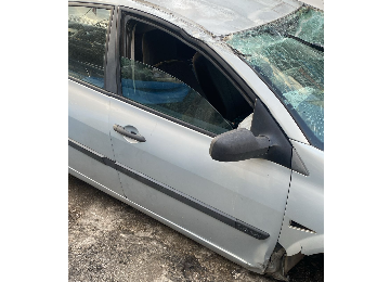 Renault Megan 2 ufak hasarlı sağ ön kapı